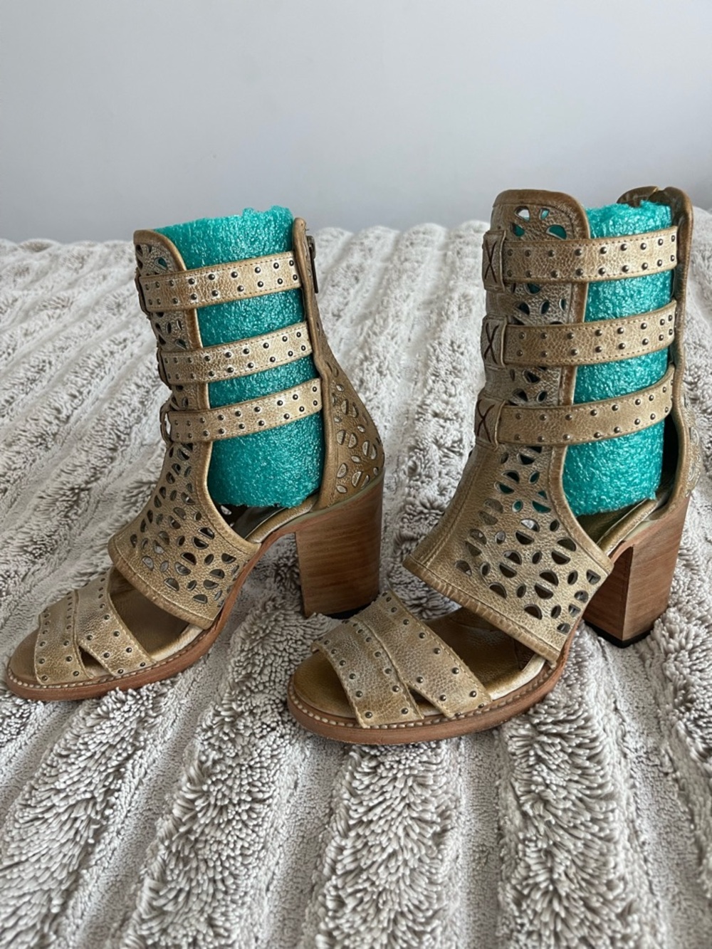 Freebird by Steven Hawk sandals in taupe - Picture 4 of 11